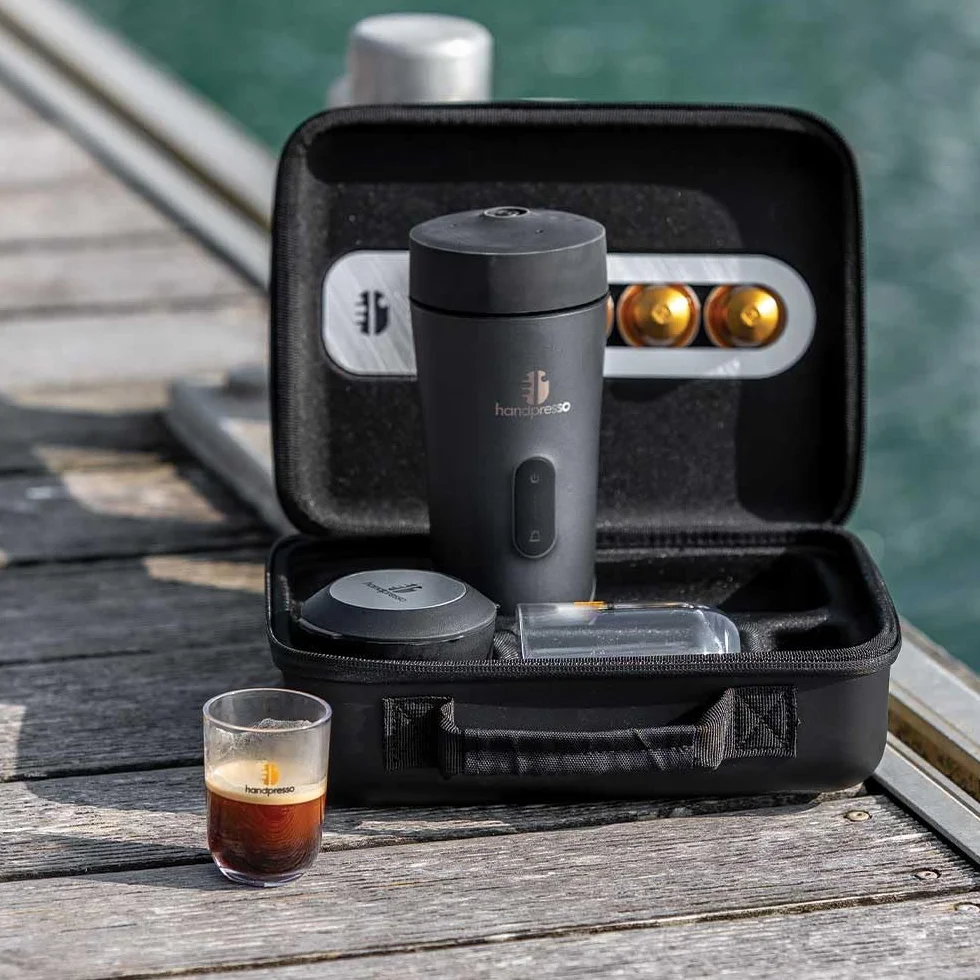 Handpresso Auto Set | cafetiere de voyage à batterie USB-C | capsule expresso & capsule réutilisable café moulu | malette compacte - cafetiere portable - 2 tasses - poubelle - cable USB - serviette