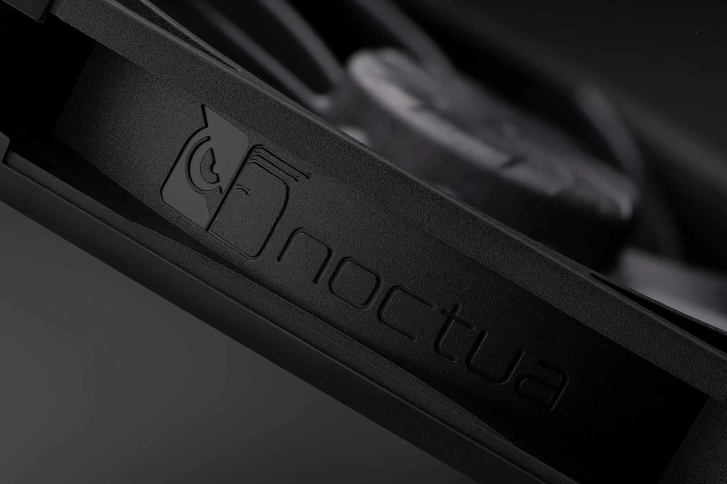 Noctua NF-A14x25 G2 PWM chromax.black, 140-Milimetrowy Cichy Wentylator Komputerowy Klasy Premium, 4-Pinowy (Czarny)