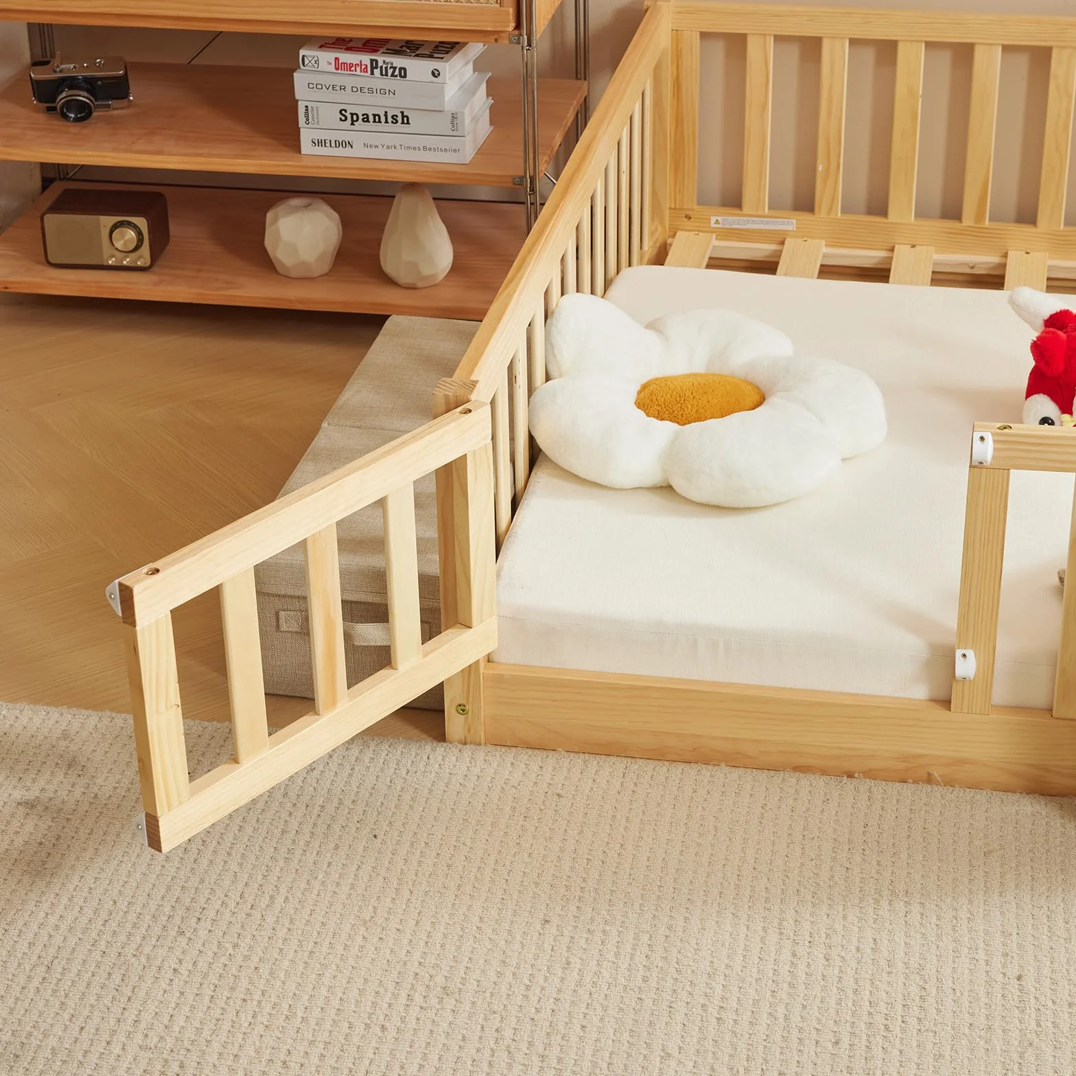 LEADZM Lit Montessori 140x200 cm - Bois Massif avec Porte et Barrière Sécurisée - 12 Lattes Renforcées, Garde-Corps Intégré - pour Enfants et Bébés (Couleur Naturelle)