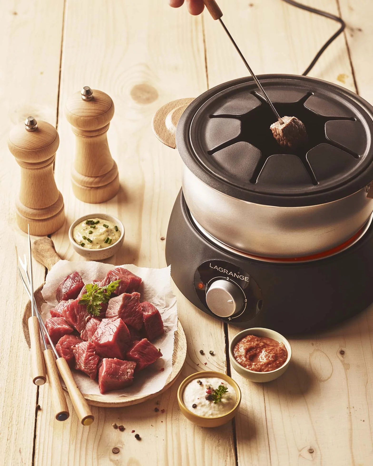LAGRANGE, Appareil à fondue électrique 8 personnes, 1,5 L, fabrication française, pour tous types de fondues, thermostat réglable, poignées en bois, 900W, 349015