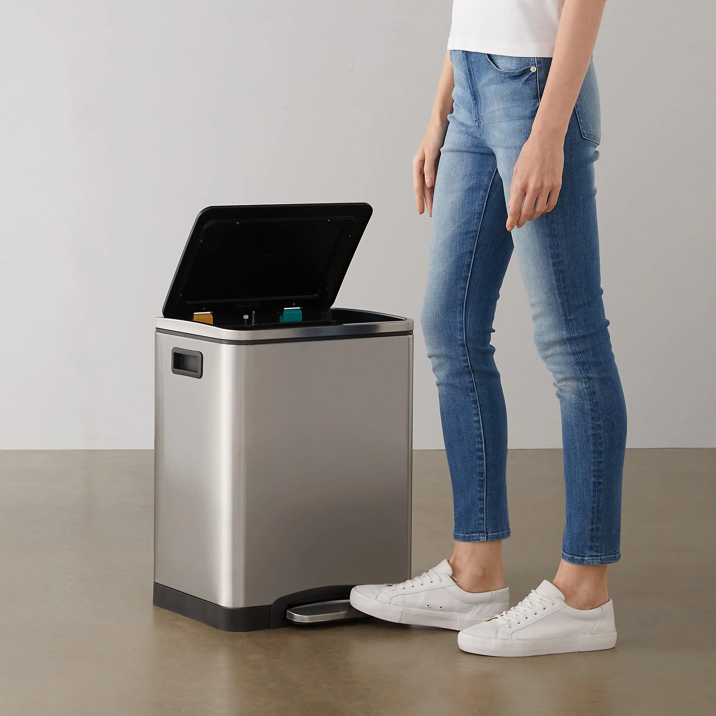 Amazon Basics Poubelle 30 L acier inoxydable avec deux compartiments et pédale, fermeture amortie, rectangulaire satinée