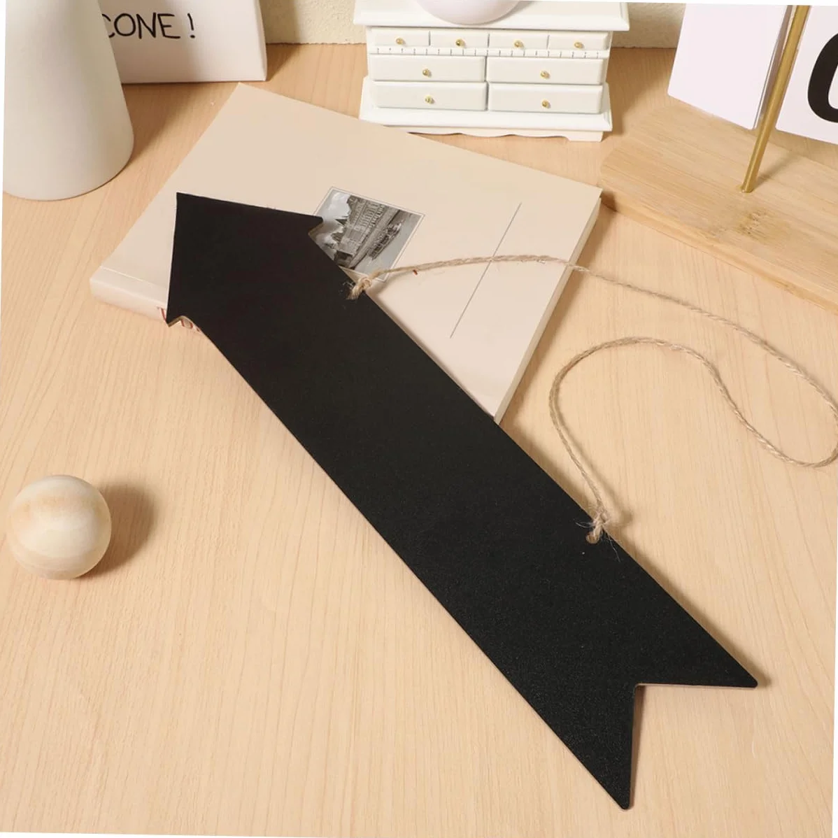 Panneau Fléché en Bois Foncé pour Décoration Murale Maison, Surface Lisse pour Écriture Claire