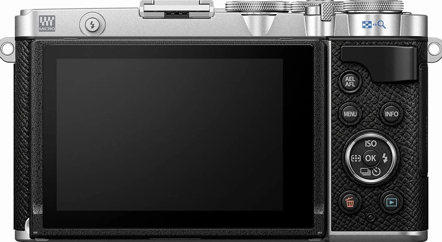 Olympus Pen E-P7, matryca 20 MP, odchylany ekran HD LCD, wideo 4K, Wi-Fi, sterowanie profilami kolorów i monochromatycznymi, srebrny, w zestawie obiektyw M.Zuiko Digital ED 14-42 mm EZ, czarny