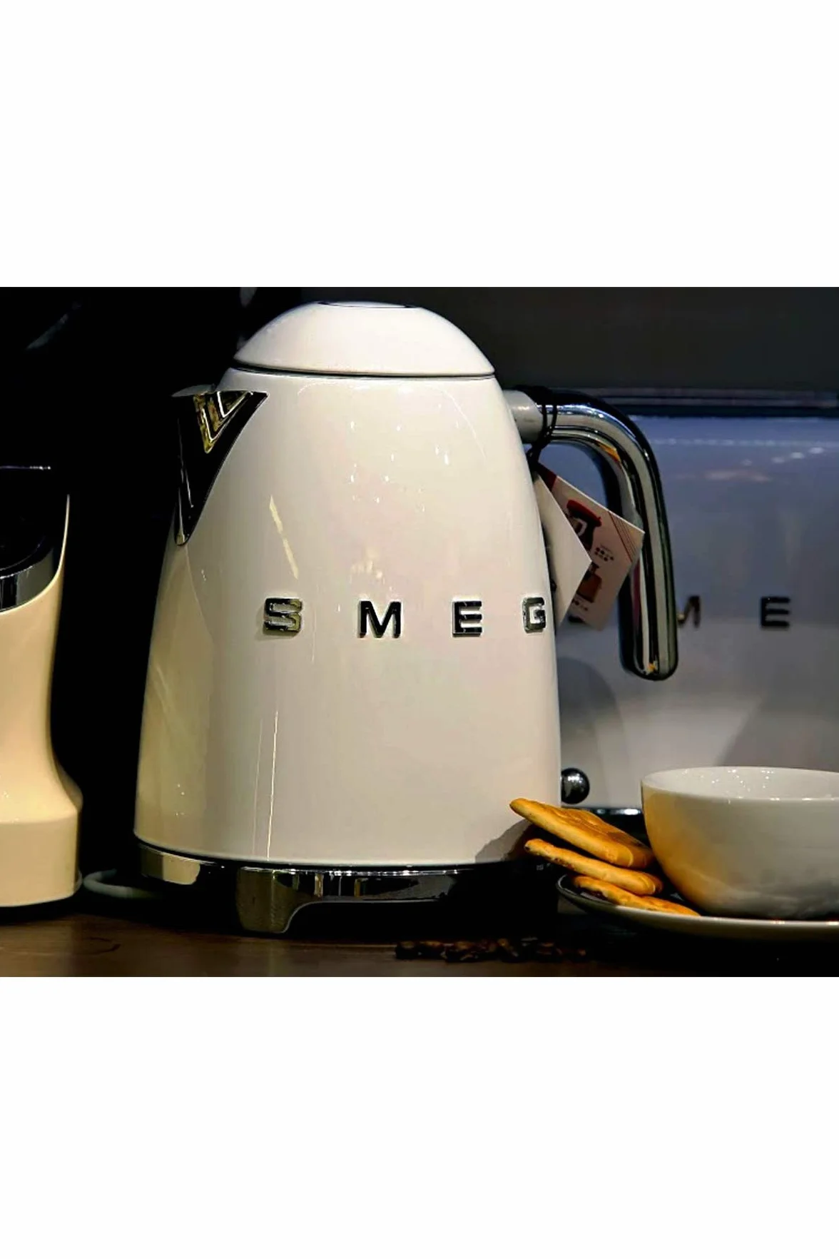 Smeg, Bouilloire Électrique KLF03WHEU 1,7 L, Filtre Anticalcaire Lavable, Arrêt Automatique de Sécurité, Indicateur de Niveau d'Eau, Base Antidérapante, Range Cordon, Puissance 2400W, Blanc