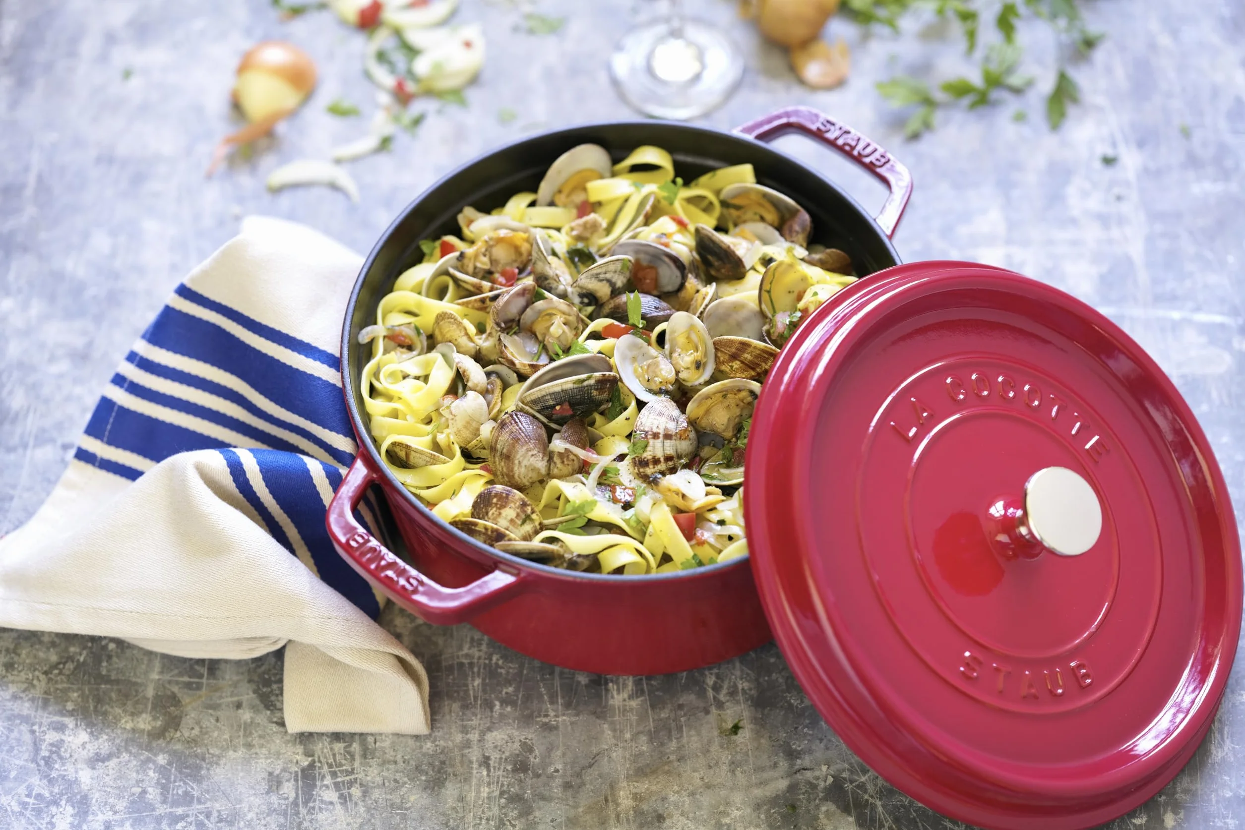 STAUB Cocotte en fonte, faitout tous feux dont induction, ronde, 24 cm, 3,8 L, Made in France, rouge cerise