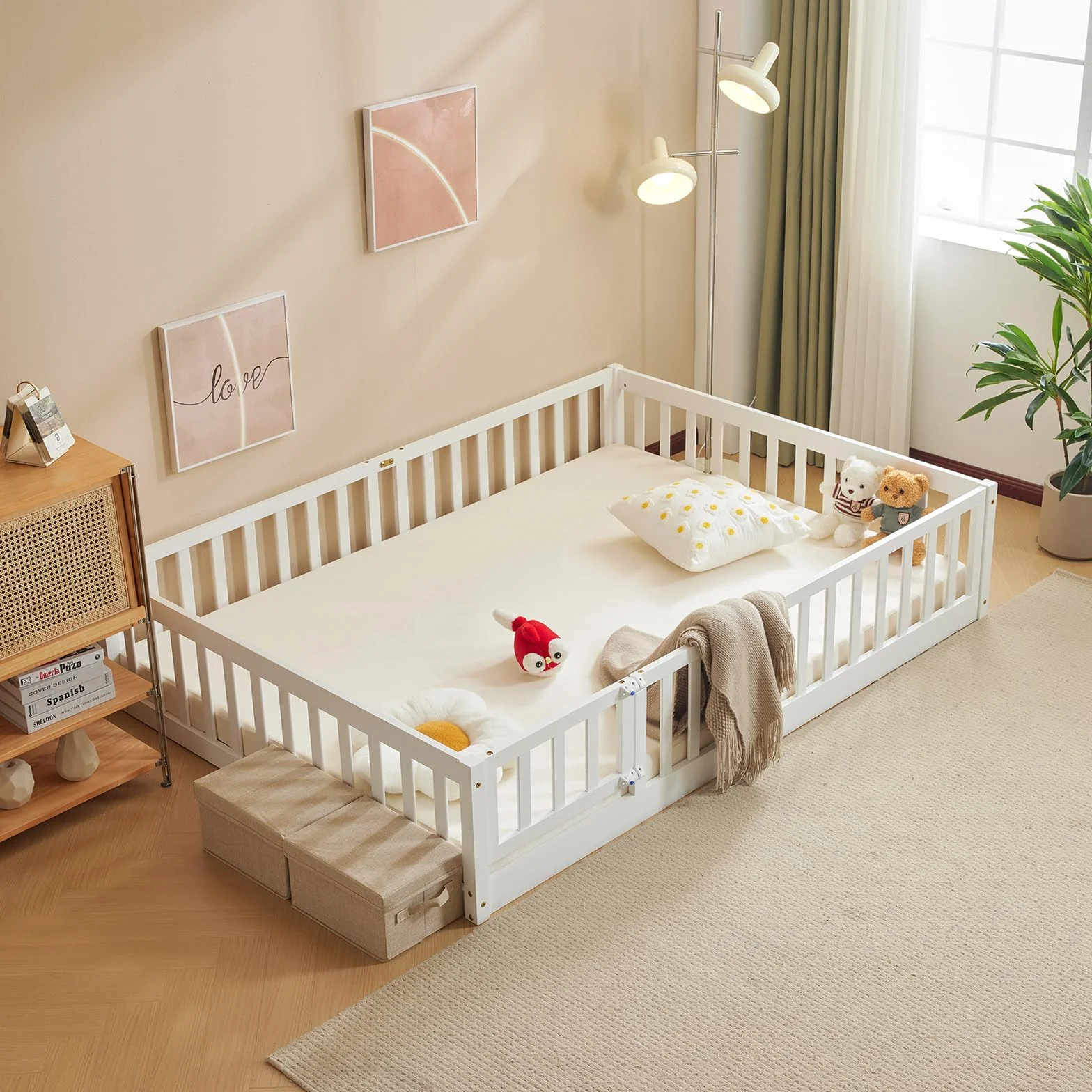 LEADZM Montessori Lit d'enfant Lit au Sol 140x200 cm - Bois Massif avec Porte et Barrière Sécurisée - 12 Lattes Renforcées, Garde-Corps Intégré - pour Enfants et Bébés (Blanc)