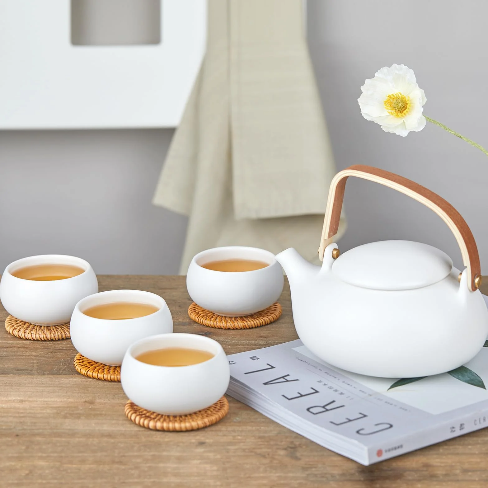 ZENS Theiere avec infuseur, Théière en japonaise avec 4 tasse pour le thé en vrac, blanc céramique Théière avec filtre en acier inoxydable 304 pour les fleurs Thé, manche en bois moderne