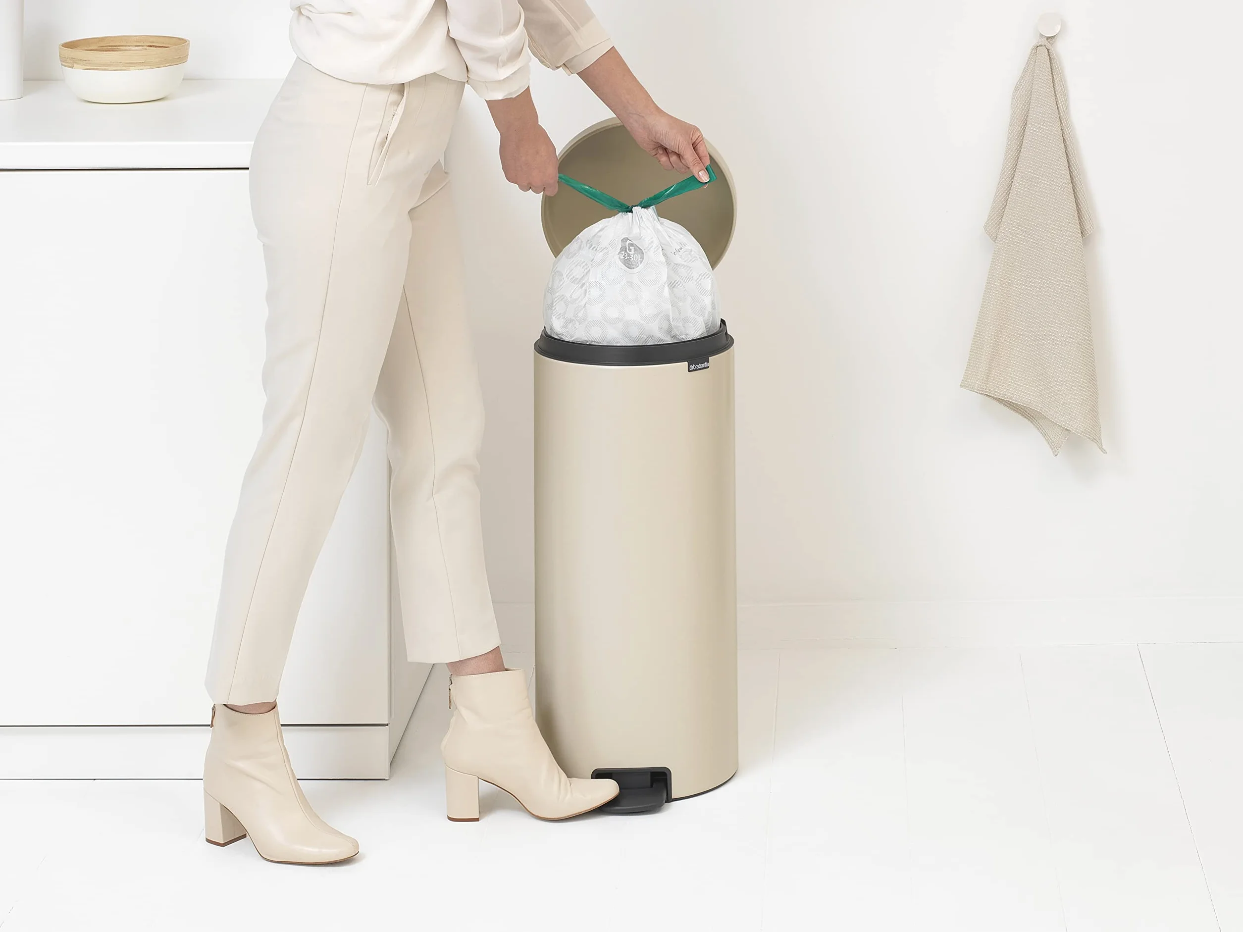 Brabantia Poubelle à Pédale 30L NewIcon - Grande Poubelle Cuisine Couvercle Soft-Close - Soft Beige 30 x 38 x 68 cm