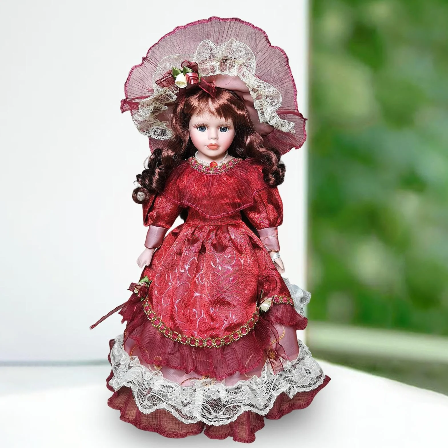 Fenteer Figurine de Collection Poupée Porcelaine Lady Costume Ancien Cheveux Bouclés Robe Élégante Chapeau Bordeaux
