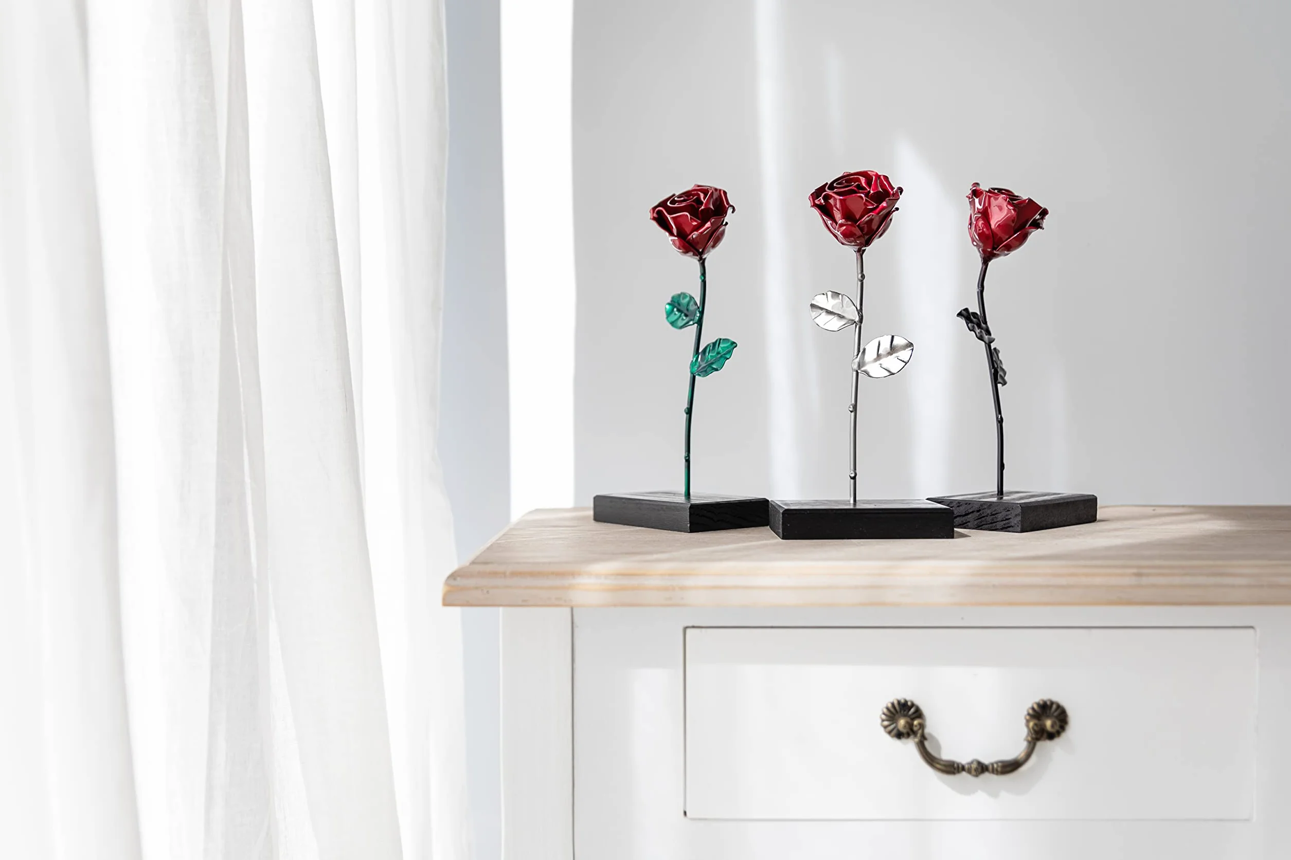 Forging Art Bcn® Rose Éternelle en Fer Forgé à la Main avec Piédestal - Cadeau de Saint-Valentin, Fête des mères, Anniversaire de Mariage, Noces de Fer (Rouge/Vert avec Socle)