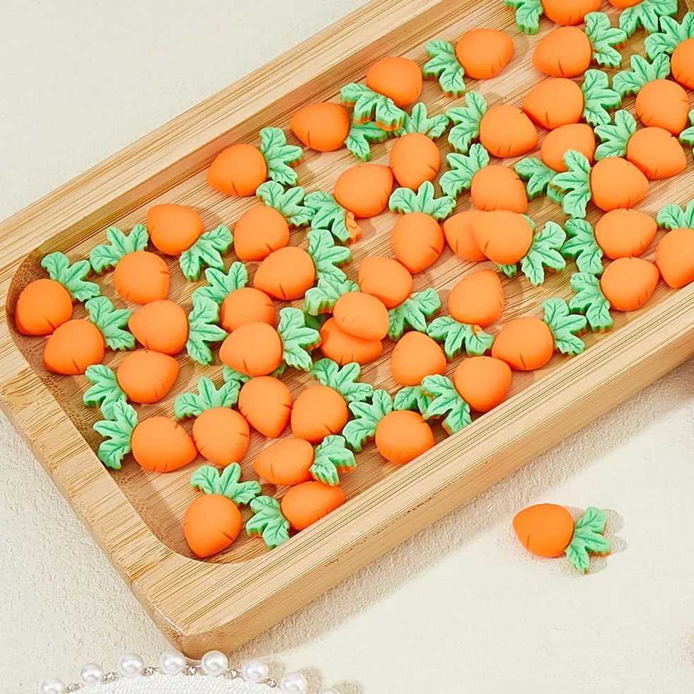 SUPERFINDINGS 80Pcs Mini Cabochons Carotte de Pâques en Résine Légumes Décoratifs Bunny Carrots Flatbacks Ornaments