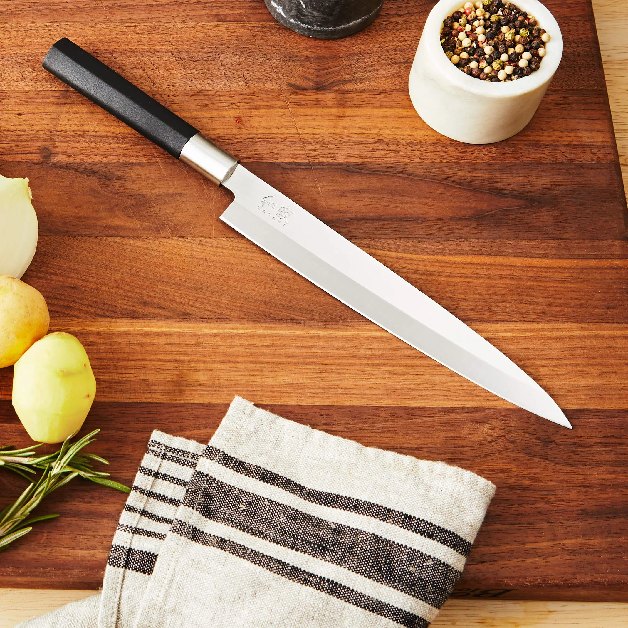 KAI Wasabi Black Yanagiba - Longueur de lame de 21,0 cm - acier inoxydable poli 6A/1K6 58 (±1) HRC - manche en polypropylène noir - couteau à sushi, couteau à sashimi - Fabriqué au Japon