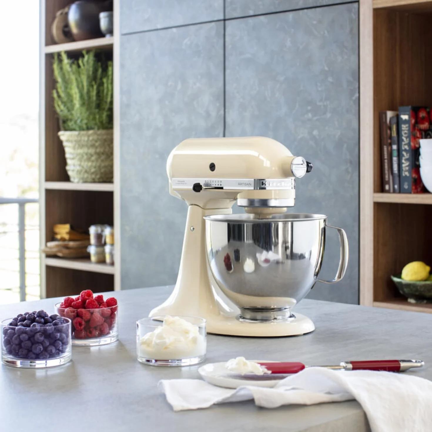 KitchenAid Robot Pâtissier - Artisan - Robot cuisine multifonctions à tête inclinable - Batteur avec 3 accessoires et Bol inox de 4,8 L - Crème