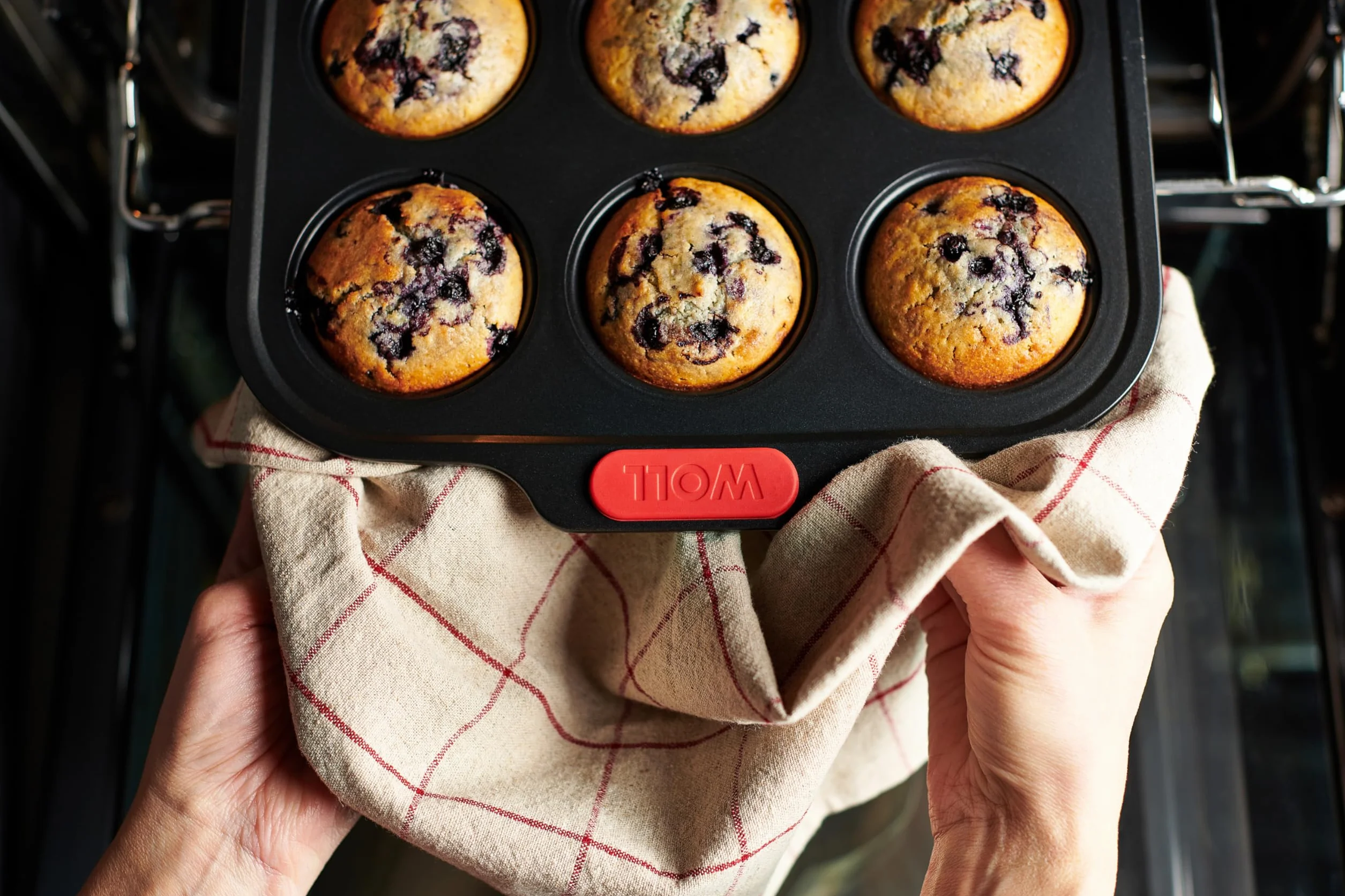 Woll – Bakeware moule à muffins 12 cavités – antiadhésif, acier aluminisé, poignées en silicone – sans PFAS – résiste jusqu’à 230 °C – noir