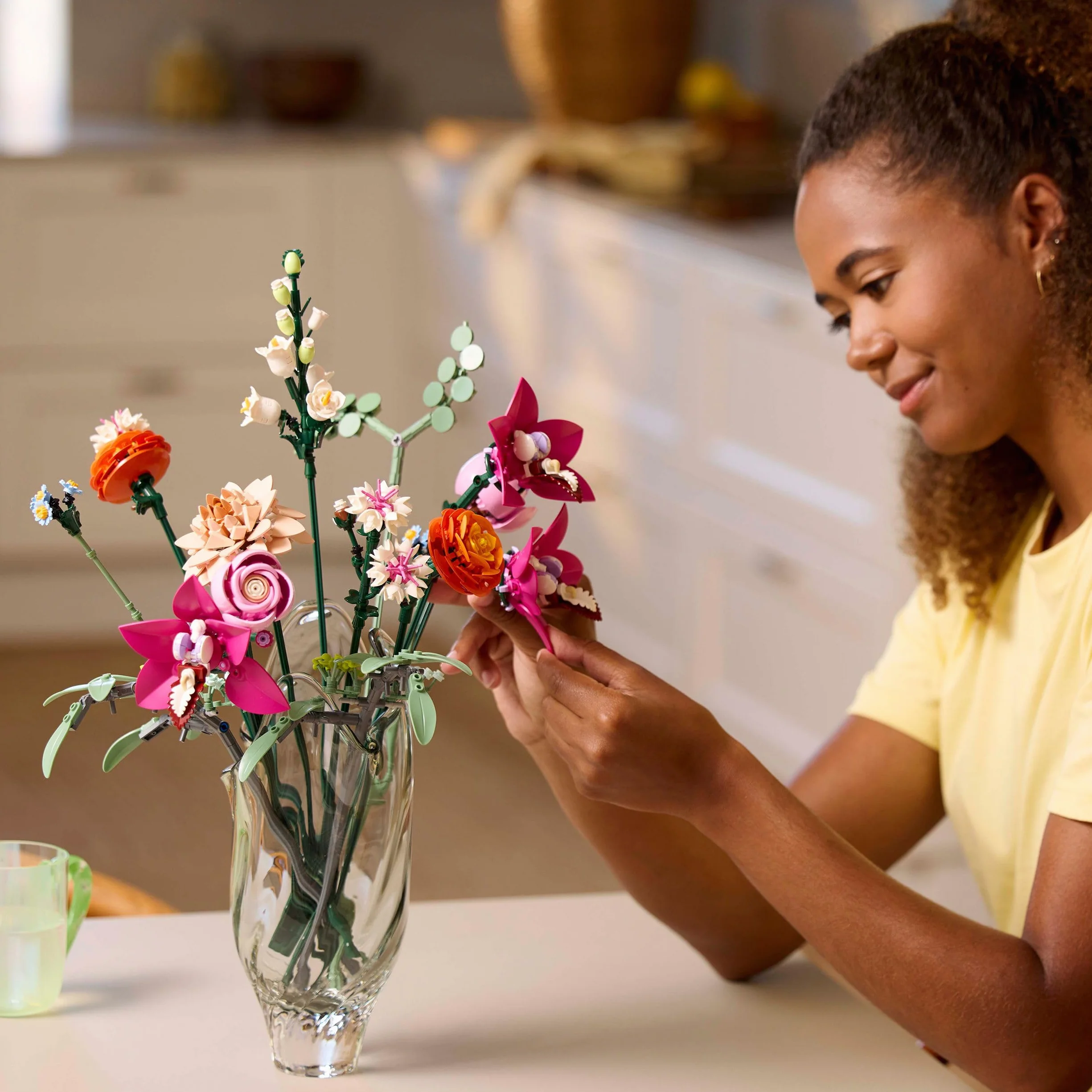 LEGO Botanicals 10342 Le Joli Bouquet de Fleurs Roses Set de Construction pour Adulte Plantes Artificielles Décoration Intérieure