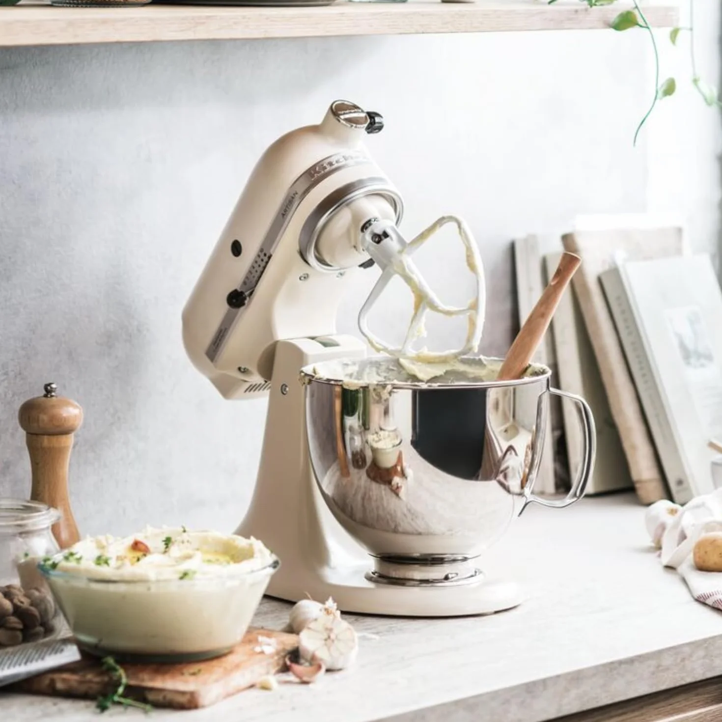 KitchenAid Robot Pâtissier - Artisan - Robot cuisine multifonctions à tête inclinable - Batteur avec 3 accessoires et Bol inox de 4,8 L - Crème