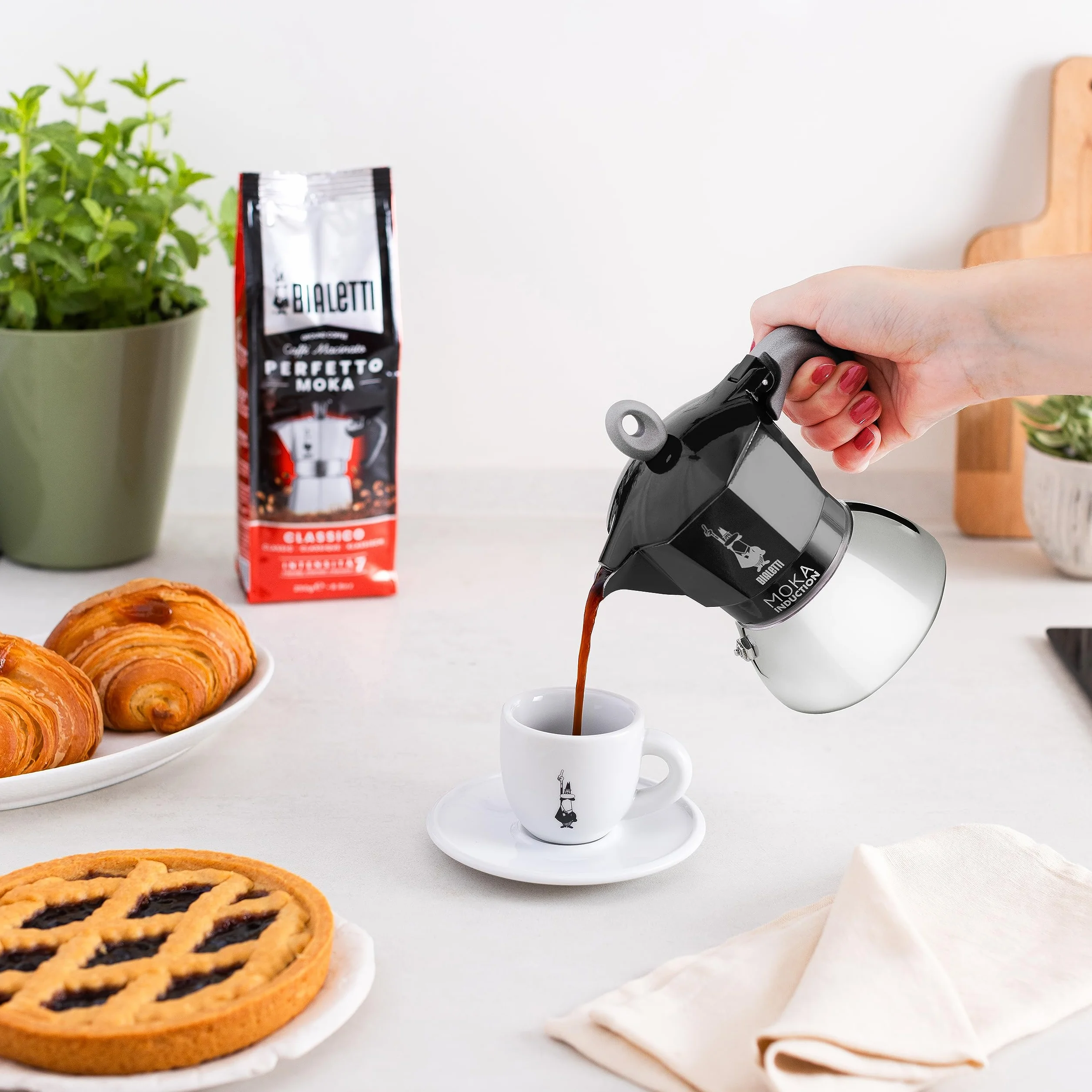 Bialetti - Moka Induction, Cafetière moka, Tous feux, 4 tasses d'espresso (150ml), Noir