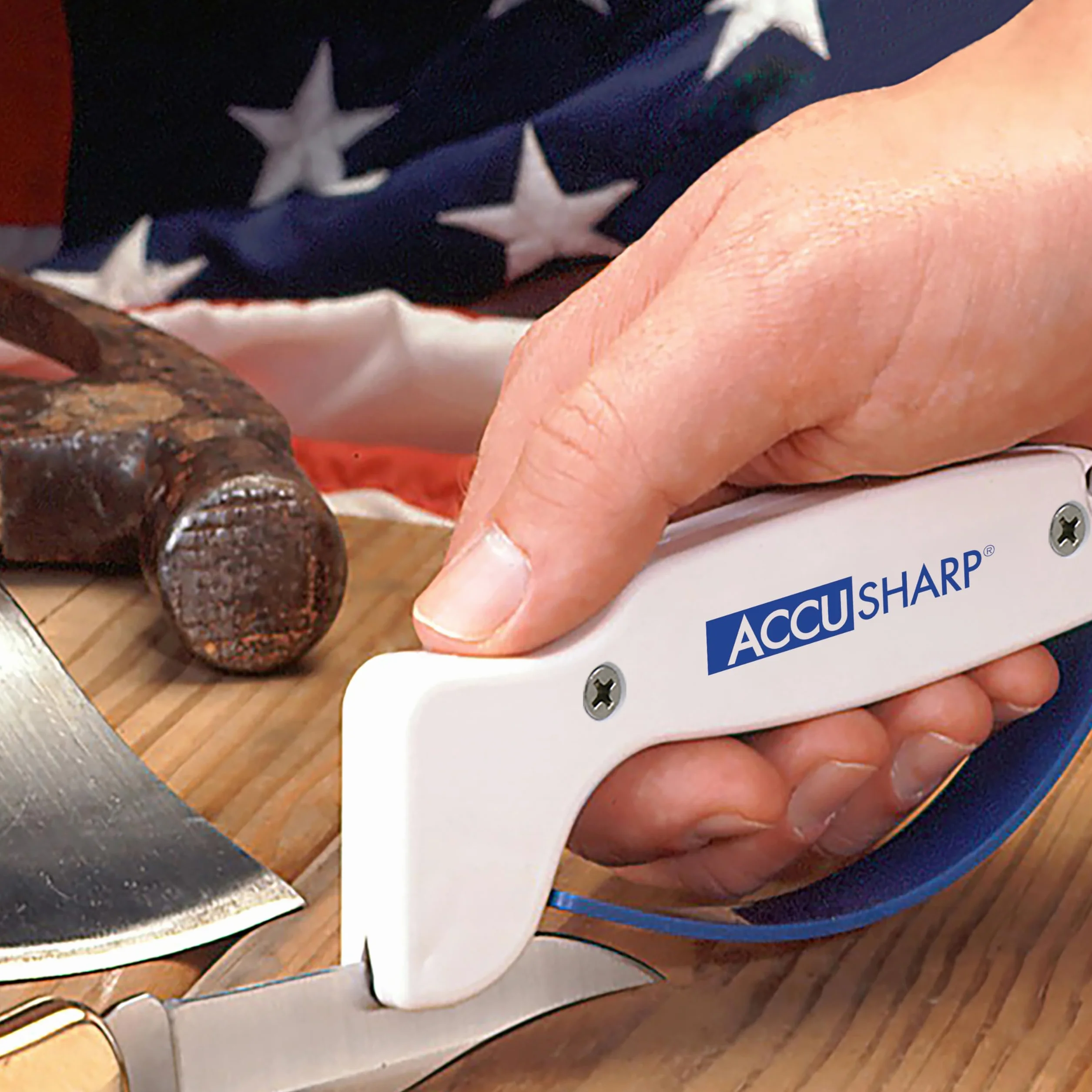 ACCUSHARP Aiguiseur de Couteaux Ergonomique Compact Facile à Utiliser pour Couteaux Droits et Dentelés Blanc