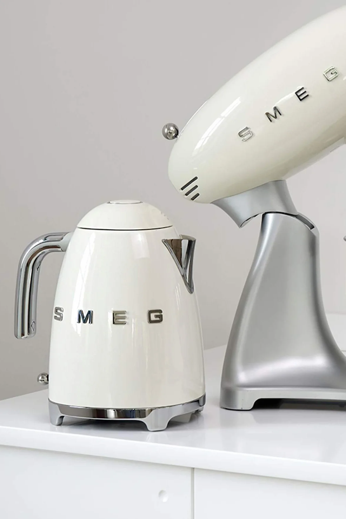 Smeg, Bouilloire Électrique KLF03WHEU 1,7 L, Filtre Anticalcaire Lavable, Arrêt Automatique de Sécurité, Indicateur de Niveau d'Eau, Base Antidérapante, Range Cordon, Puissance 2400W, Blanc