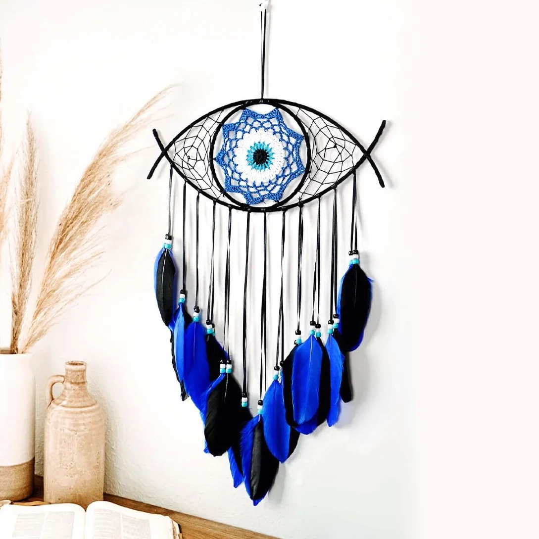 Attrape-rêves noir contre le mauvais œil plumes bleues perles macramé décoration murale gothique