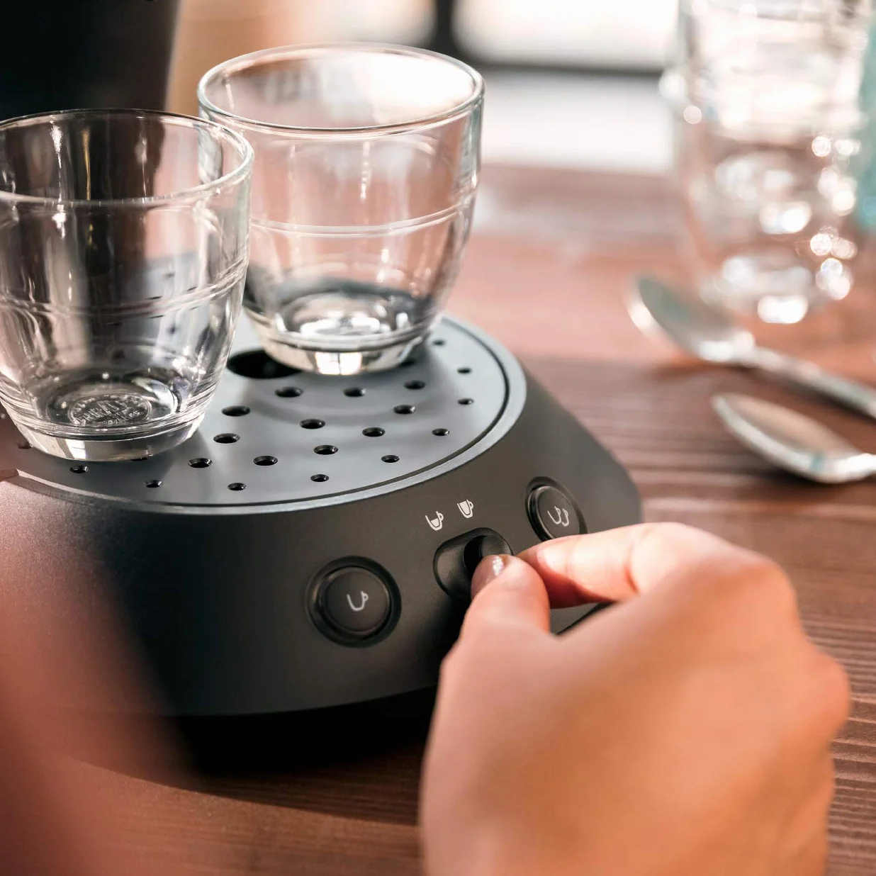 Philips SENSEO Cafetière à dosette Original Plus - machine à café avec fonctions Crema Plus, Sélecteur d'intensité, Technologie Booster d'arômes, une ou deux tasses, Noir intense (CSA210/61)