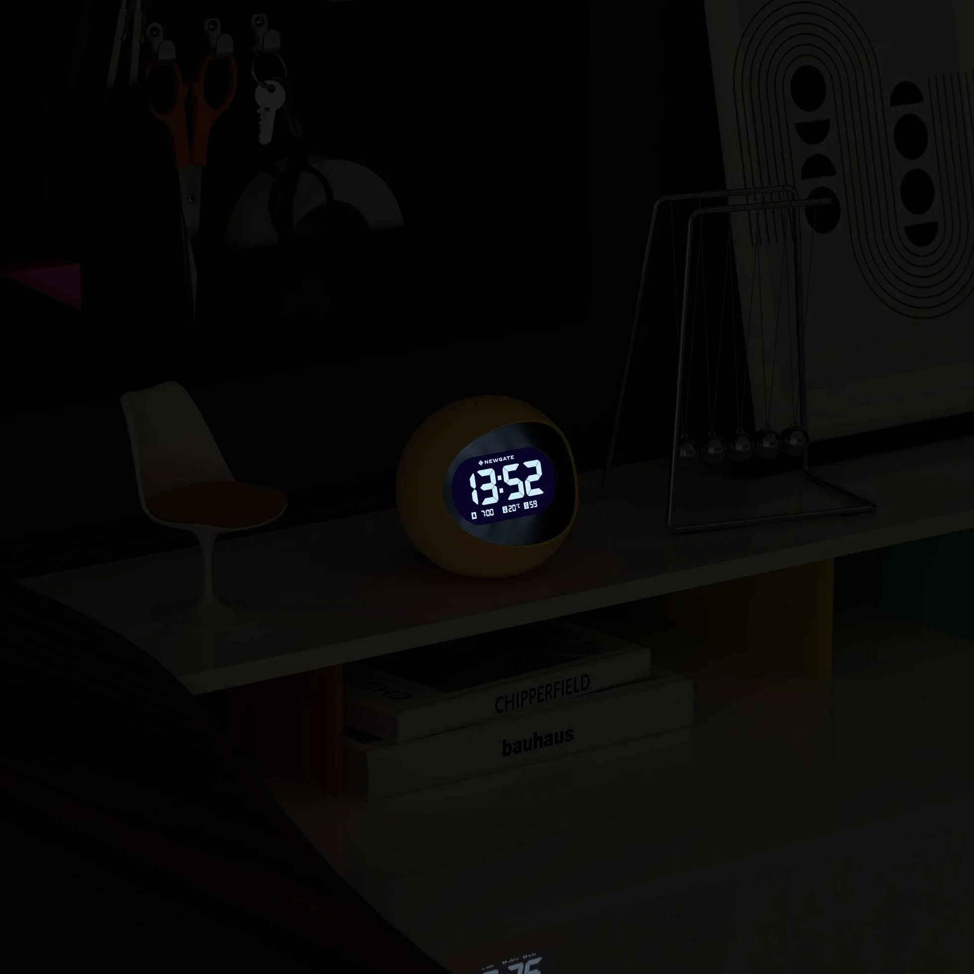 NEWGATE® Centre of The Earth réveil | Horloge LCD numérique rétro Ronde | Jaune | Idéal pour Chevet, Bureau ou étagère | Accessoire rétro pour Chambre à Coucher et Bureau