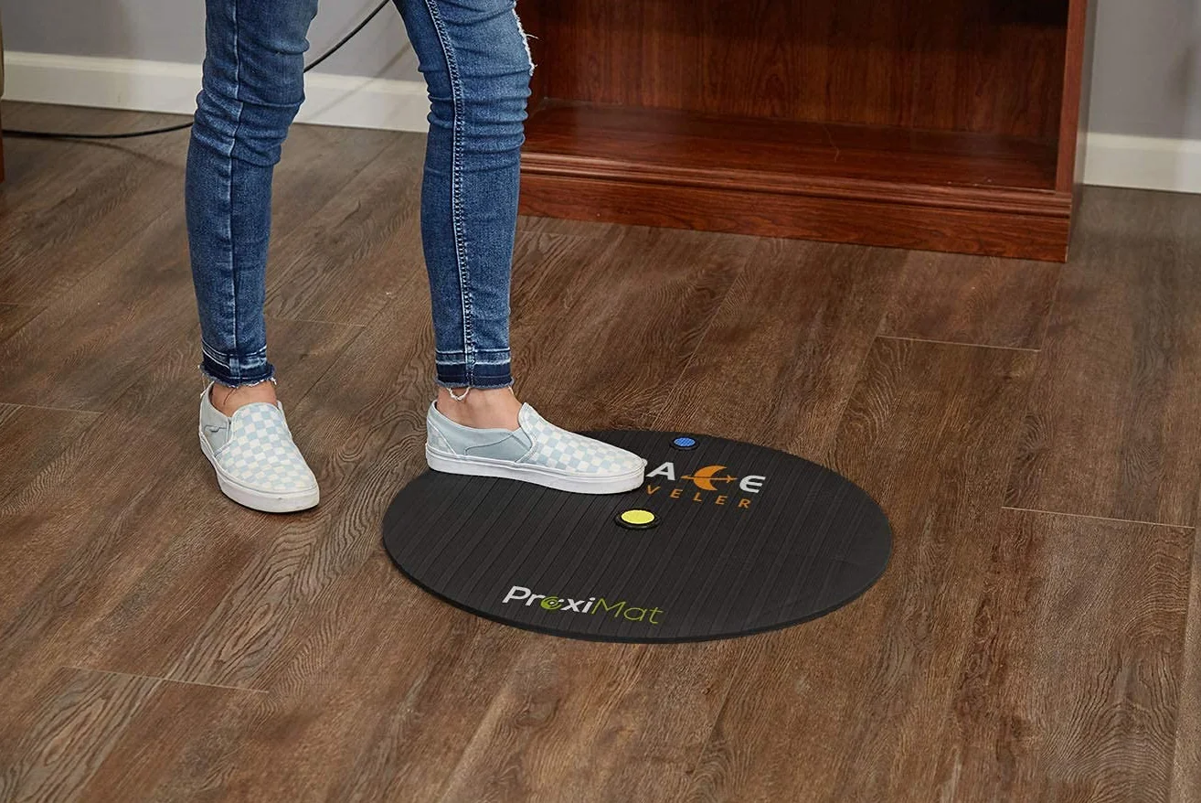 ProxiMat Space Traveler Theo 58.4 cm okrągła mata VR do małego pokoju zapewnia skalę stojącą i pokojową. Świetne akcesorium na prezent do platformy Oculus Rift, Quest, HTC Vive, Valve Index
