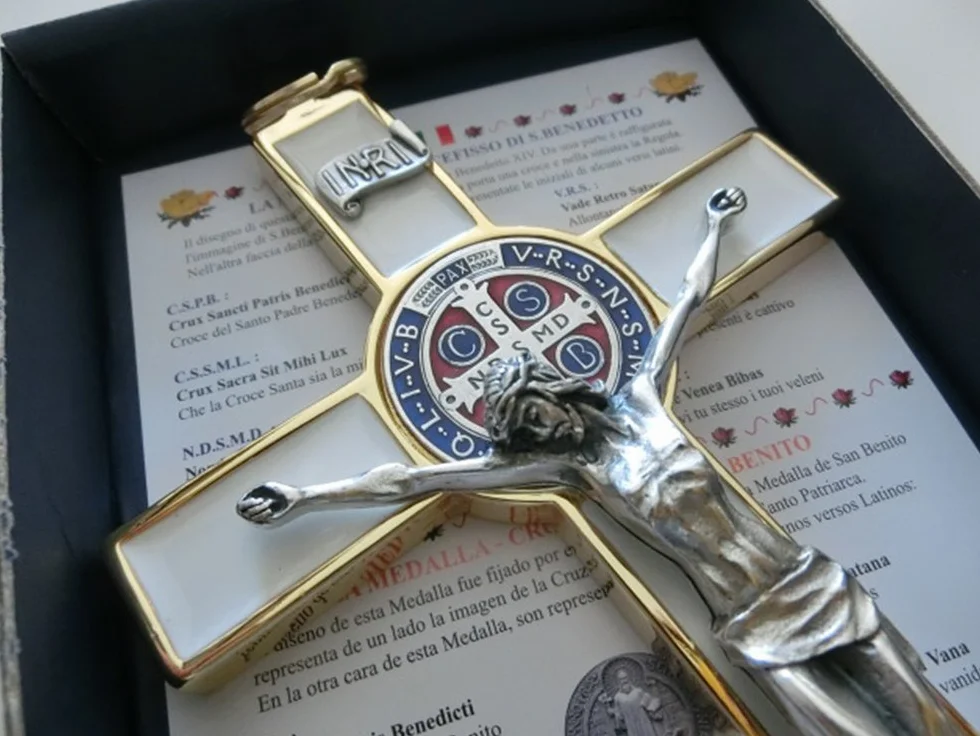 Croix Or Blanc Saint Benoît 20 CM Émaillé Boîte Cadeau Exorcisme Prêtre