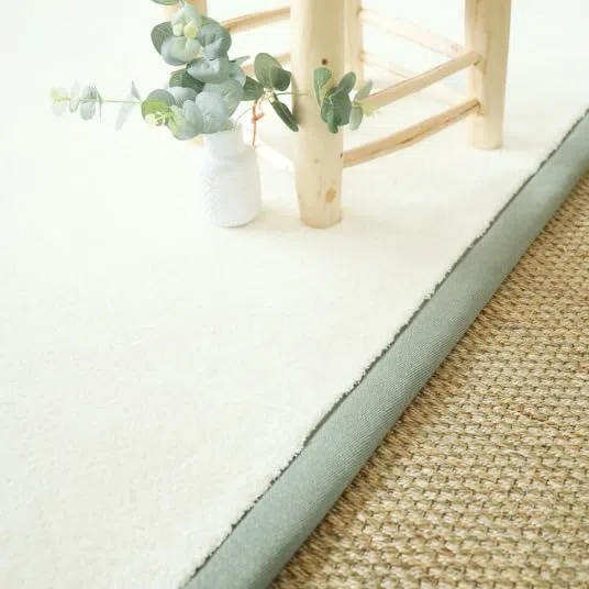 Decoweb Tapis Doux Poils Longs - Touch Blanc crème - Ganse Lin Vert Sauge - 160 x 230 cm