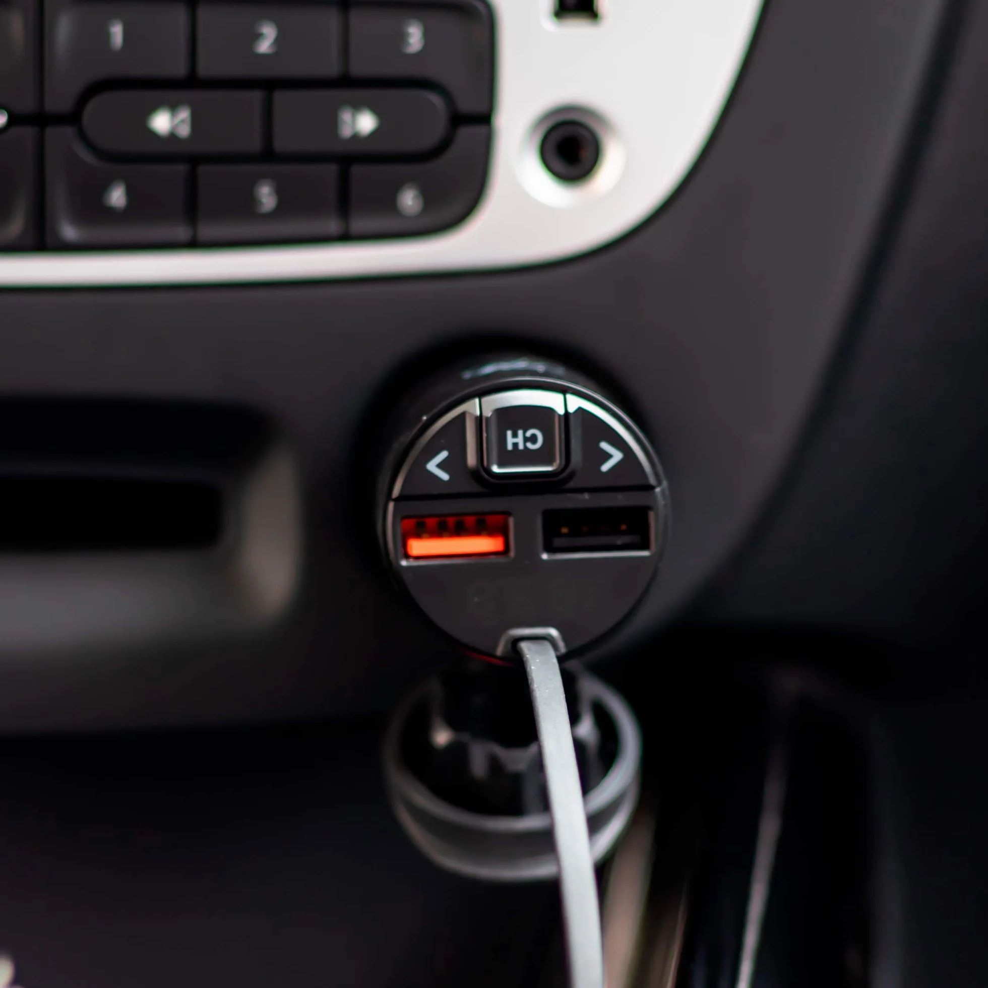 PNI PNI-V880 Valentine V880 modulator z mikrofonem, Bluetooth 5.0, odtwarzacz MP3, nadajnik FM, dwa porty USB, szybkie ładowanie urządzeń mobilnych przez QC3.0, kompatybilny z Siri i Google Assistant