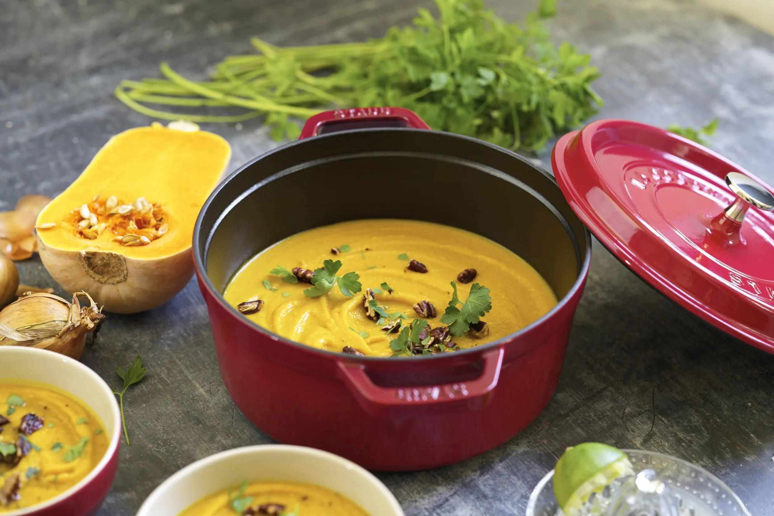 STAUB Cocotte en fonte, faitout tous feux dont induction, ronde, 24 cm, 3,8 L, Made in France, rouge cerise
