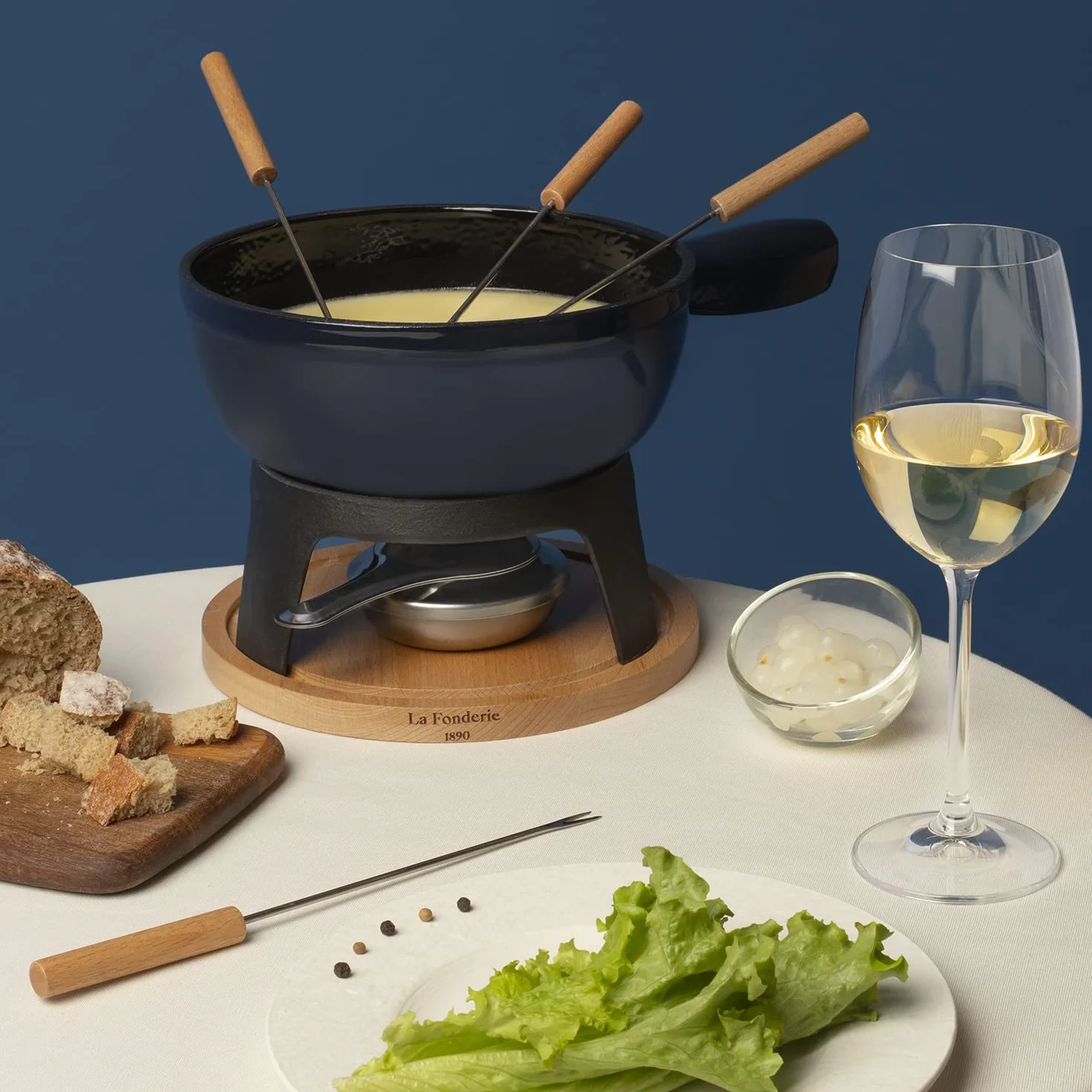 Service à Fondue Savoyarde en Fonte 6 Personnes MONT JOUX, Fondues fromage et chocolat, 6 Fourchettes avec manches en bois de hêtre, Socle en bois naturel, Capacité 1,8L