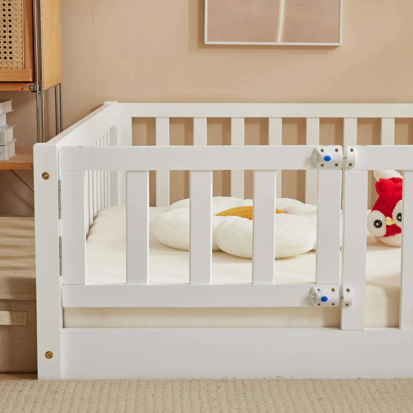 LEADZM Montessori Lit d'enfant Lit au Sol 140x200 cm - Bois Massif avec Porte et Barrière Sécurisée - 12 Lattes Renforcées, Garde-Corps Intégré - pour Enfants et Bébés (Blanc)