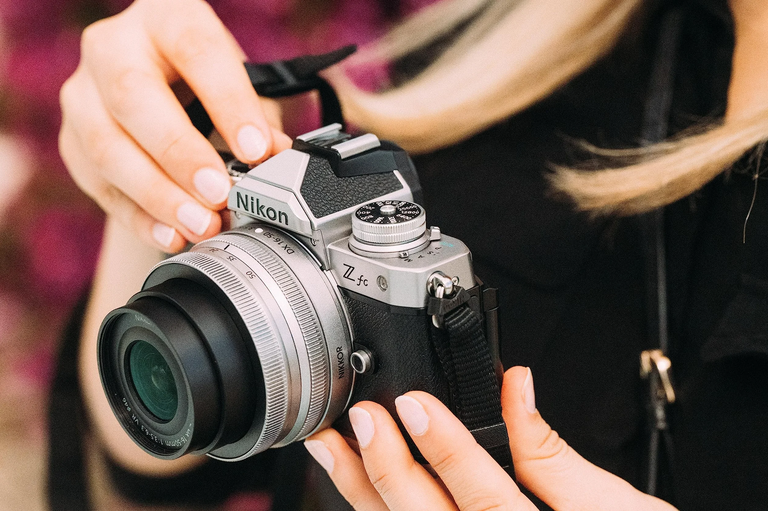 Nikon Z Fc Kit Z fc Aparat Fotograficzny, Srebrny/Czarny, 20,9 MP