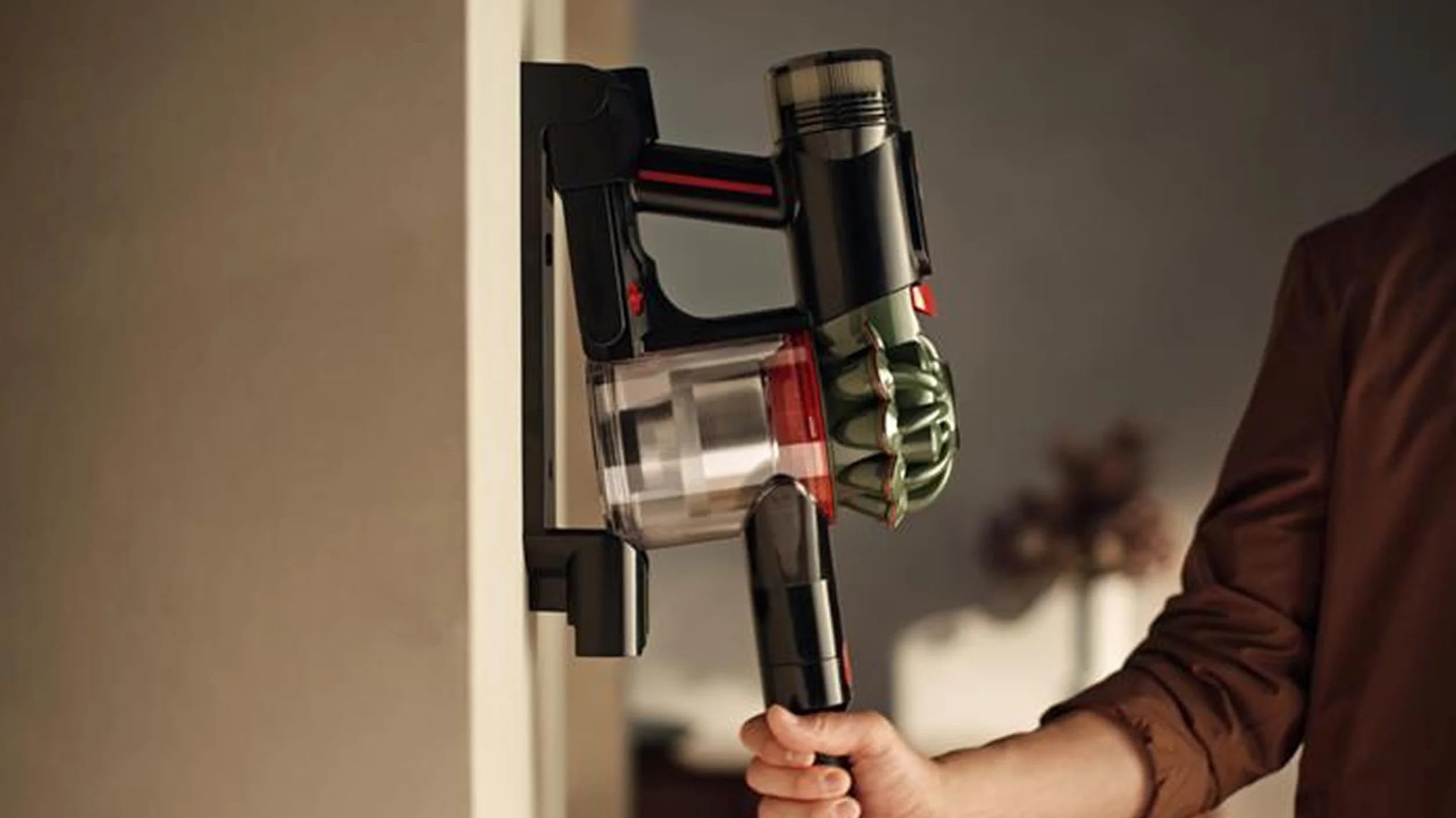 Dyson V8 Cyclone Aspirateur Balai sans Fil – 150 AW, 60 Min d’autonomie, Brosse Motorbar Auto-démêlante, Accessoires Combines