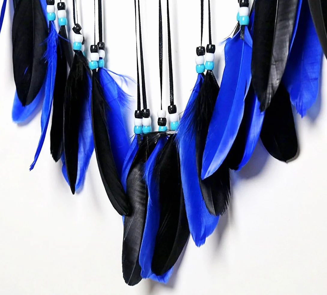 Attrape-rêves noir contre le mauvais œil plumes bleues perles macramé décoration murale gothique