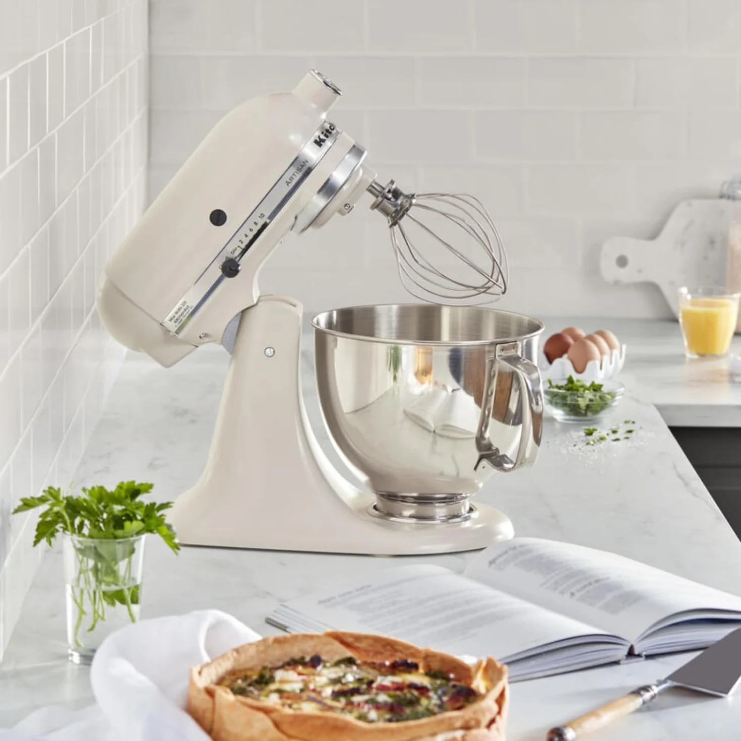 KitchenAid Robot Pâtissier - Artisan - Robot cuisine multifonctions à tête inclinable - Batteur avec 3 accessoires et Bol inox de 4,8 L - Crème