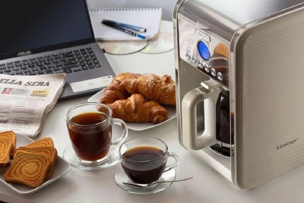 Ariete Vintage Machine à Café Americano 1342, Cafetière Filtre, Carafe en Verre Trempé, Jusqu'à 12 Tasses, Minuteur 24 Heures, Arrêt Automatique, Anti-Gouttes, Capacité 1.5 L, 2000W, Beige