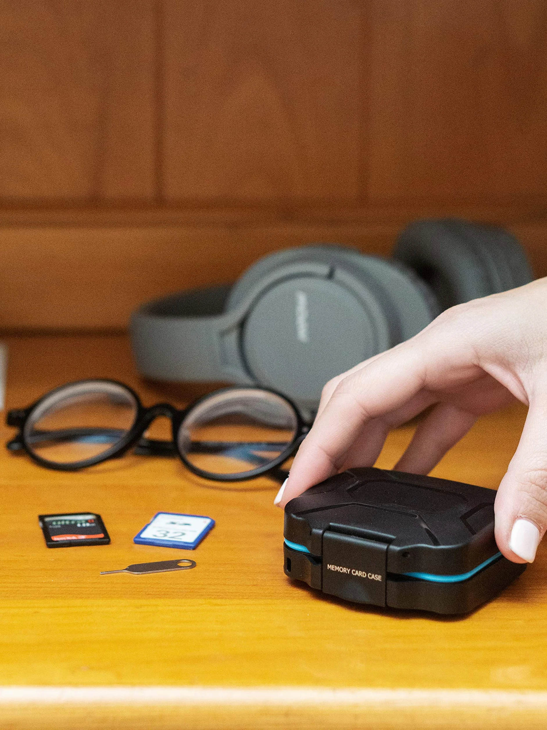 Etui ochronne na karty pamięci • Etui na karty pamięci • Etui na 4 karty SD i 4 karty Micro SD i Sim • Zawiera sznurek do przenoszenia i igłę do karty SIM