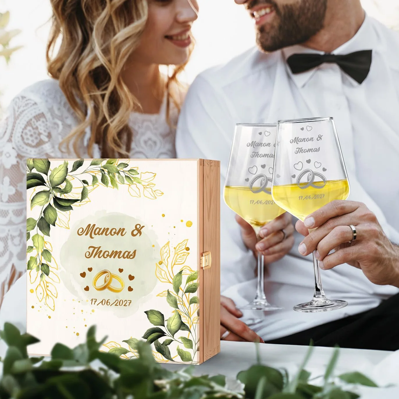 Maverton Cadeau Mariage Personnalisé - 2 Verres à Vin 490 ml avec Gravure pour Elle et Lui et Coffret en Bois - Cadeau Personnalisé pour Couples - Noel - Verre Couple Jeunes Mariés