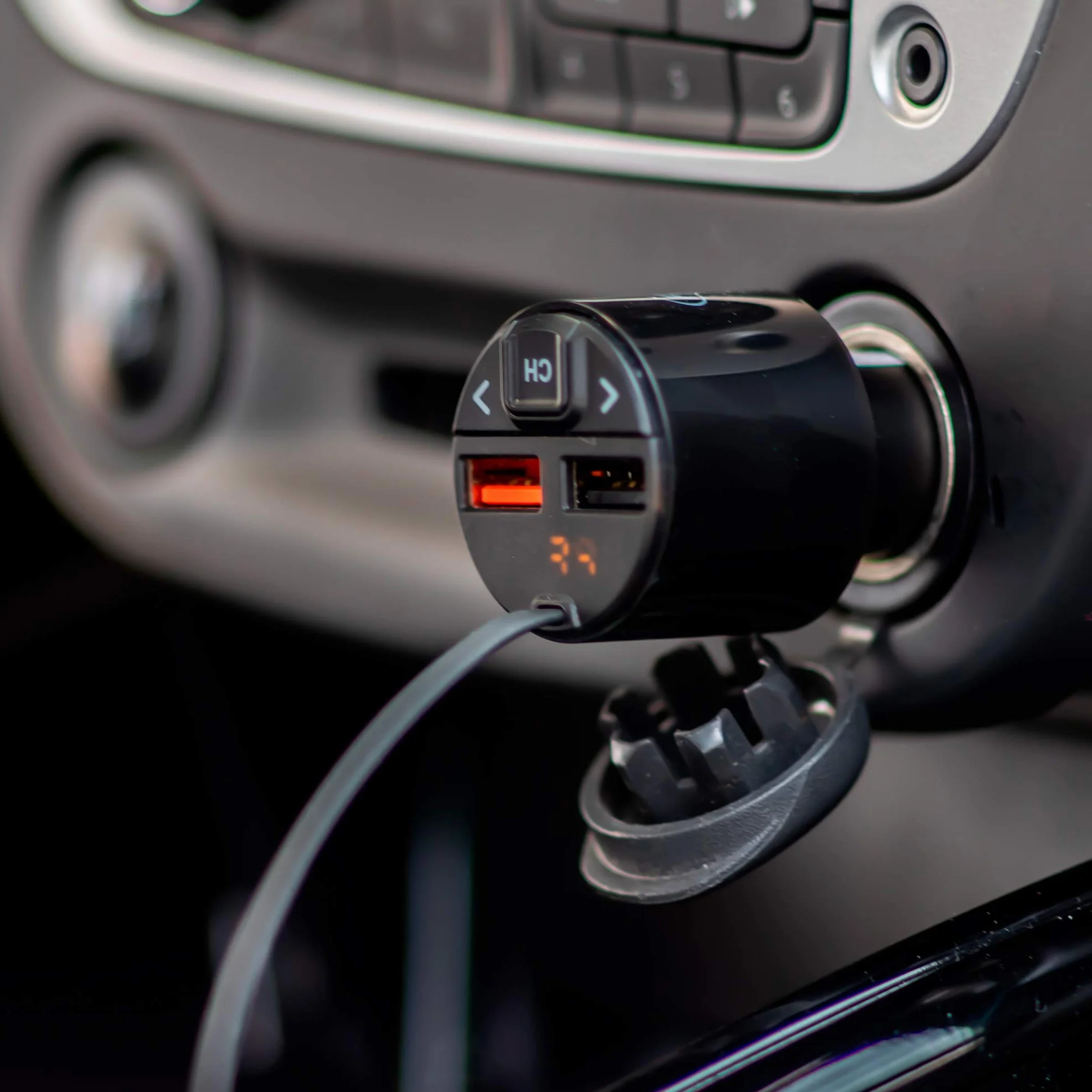 PNI PNI-V880 Valentine V880 modulator z mikrofonem, Bluetooth 5.0, odtwarzacz MP3, nadajnik FM, dwa porty USB, szybkie ładowanie urządzeń mobilnych przez QC3.0, kompatybilny z Siri i Google Assistant