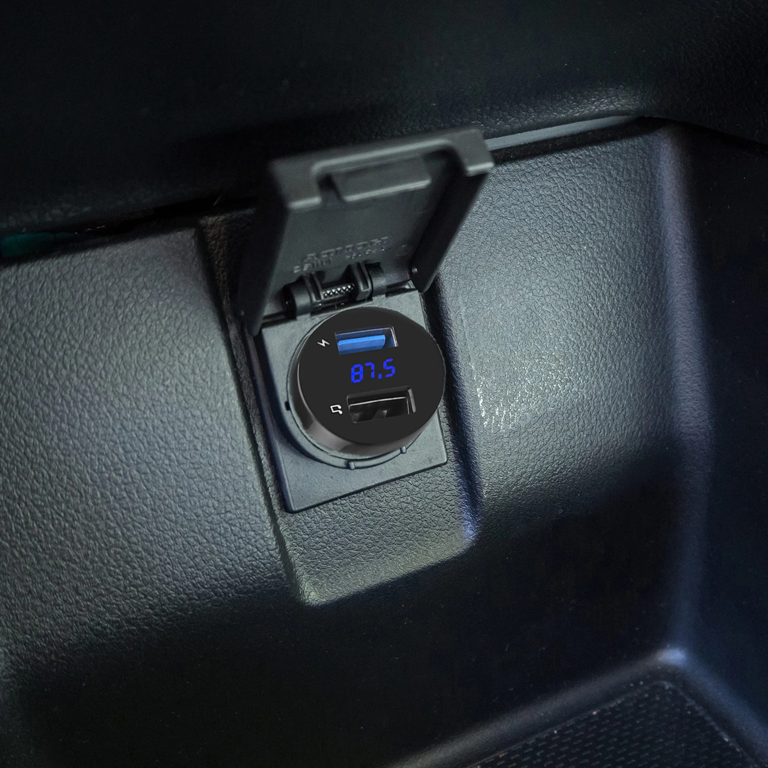 Retoo Adapter Bluetooth, Nadajnik FM Samochodowy, Bezprzewodowy QC 3.0, Szybka Ładowarka, Adapter do Radia FM z Wyświetlaczem i Zestawem Głośnomówiącym