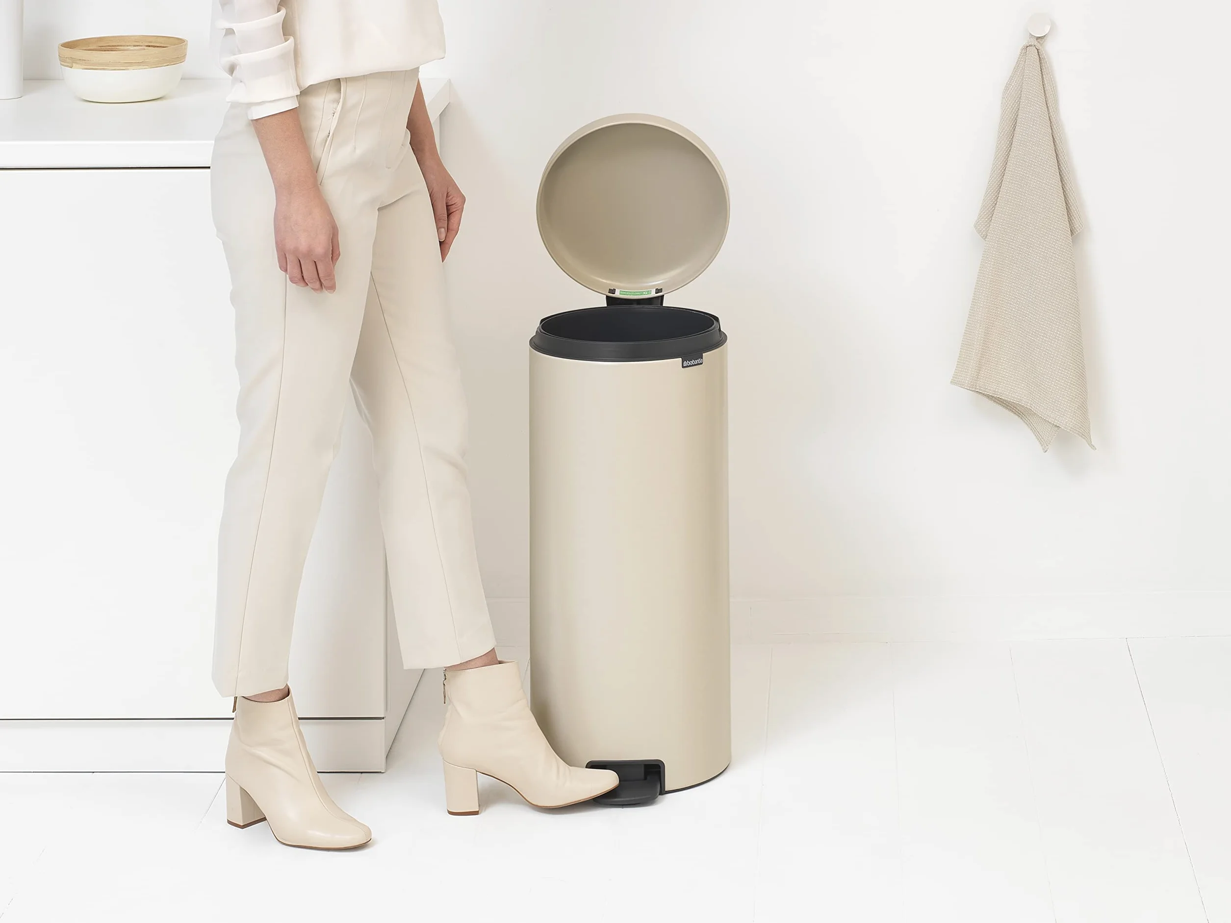 Brabantia Poubelle à Pédale 30L NewIcon - Grande Poubelle Cuisine Couvercle Soft-Close - Soft Beige 30 x 38 x 68 cm
