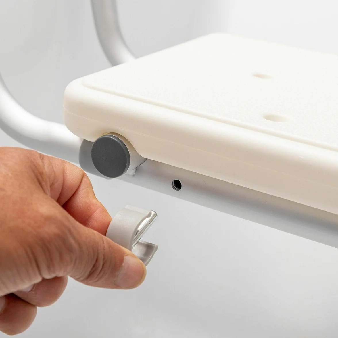 InnovaGoods Tabouret de Douche 2 en 1, Tabouret de Douche Extensible, Antidérapant, 2 Positions, Chaise de Douche pour Personnes âgées, Prise en Main Ferme, Blanc