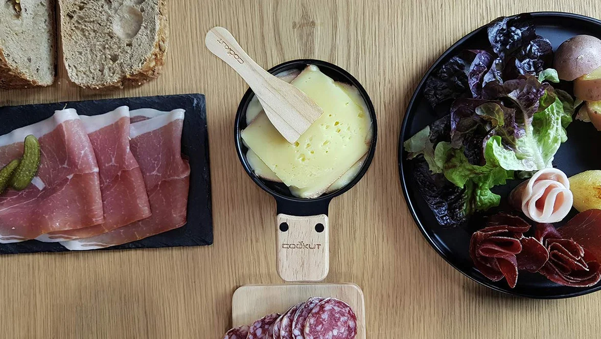 COOKUT - Lumi - Une raclette à la Bougie - Faites Fondre Votre Fromage en 3 Minutes - A Table, Devant la télé ou même en Pique Nique - Spatule Bois inclues - sans électricité - Pack de 4 appareils