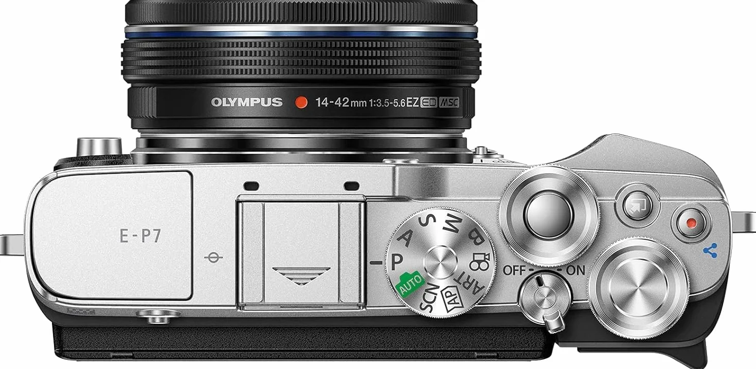 Olympus Pen E-P7, matryca 20 MP, odchylany ekran HD LCD, wideo 4K, Wi-Fi, sterowanie profilami kolorów i monochromatycznymi, srebrny, w zestawie obiektyw M.Zuiko Digital ED 14-42 mm EZ, czarny
