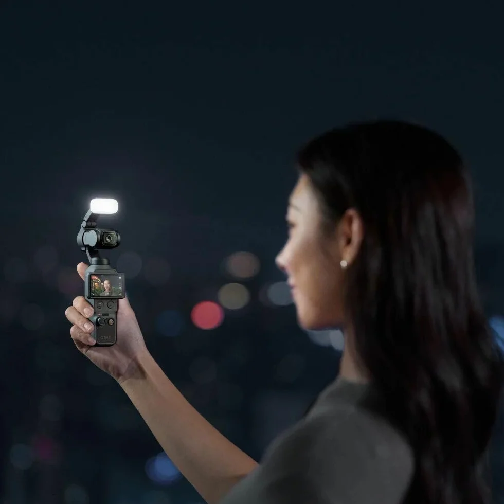 DJI Osmo Pocket 4 Creator Combo, kieszonkowa kamera Vlog, 1″ CMOS i 4K/240 kl./s, stabilizacja 3-osiowa, 2 x bezstratny zoom, wbudowana pamięć masowa 107 GB, nadajnik Mic 3, światło wypełniające