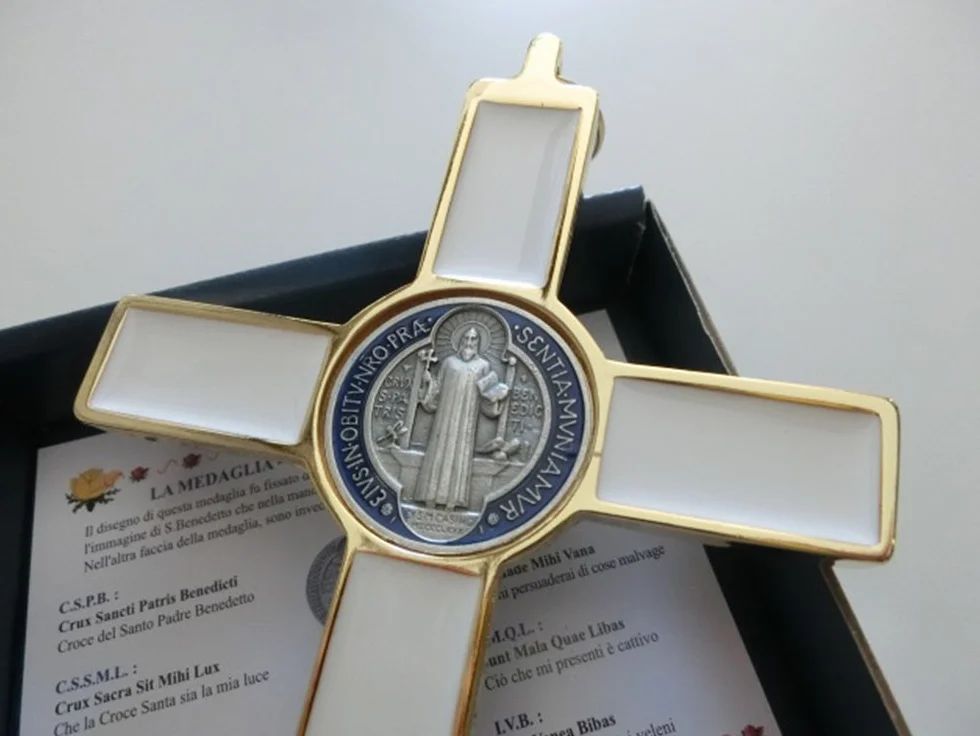 Croix Or Blanc Saint Benoît 20 CM Émaillé Boîte Cadeau Exorcisme Prêtre