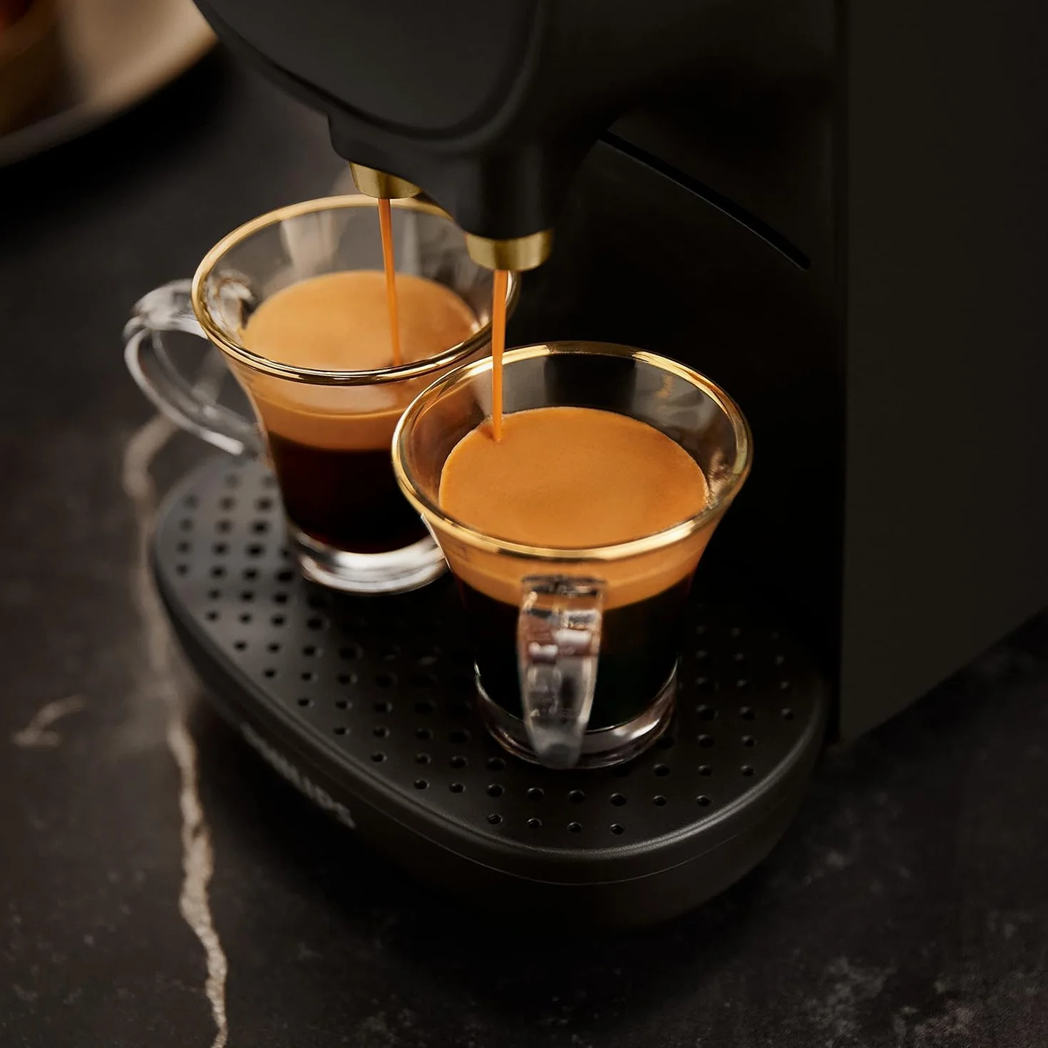 PHILIPS L'Or Barista Cafetière à capsules Sublime - machine à café à 19 bars, Piano Noir, Reconnaissance des Capsules Doubles, 1 ou 2 Tasses, Bac d'Égouttement Réglable, Noir (LM9012/60)