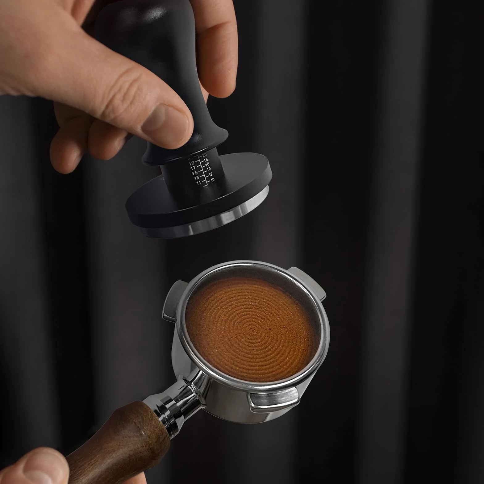 NOTSEK Tamper à café 54 mm, tampon à ressort calibré de 54 mm avec pression de contact de 13,6 kg, base ondulée en acier inoxydable 304 pour porte-filtre sauge, noir